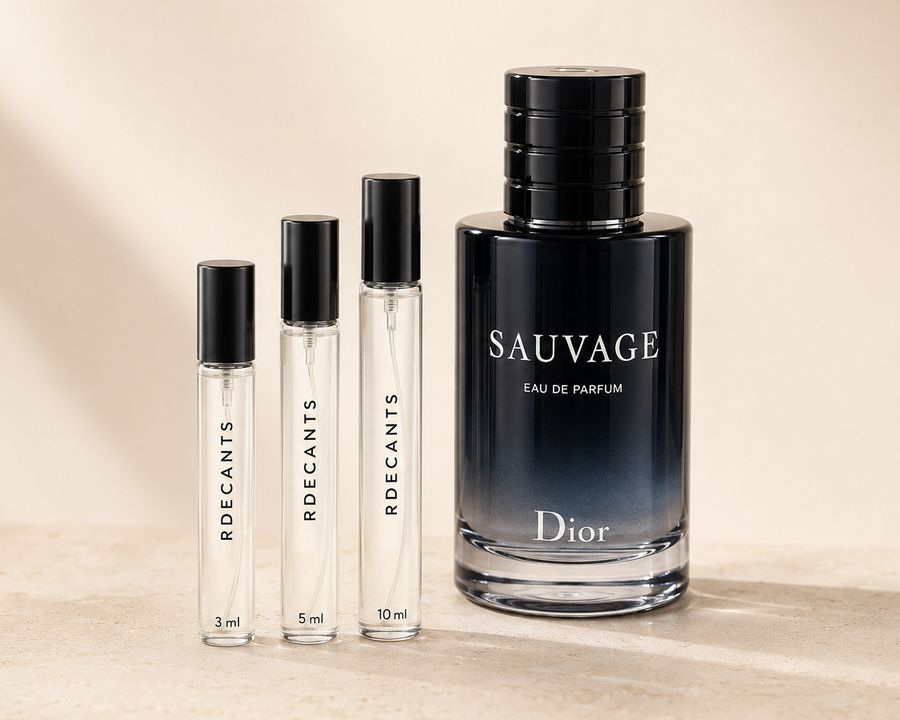 Frasco original de Dior Sauvage Eau de Parfum junto a tres decants RDecants de 3, 5 y 10 ml sobre una superficie de piedra clara
